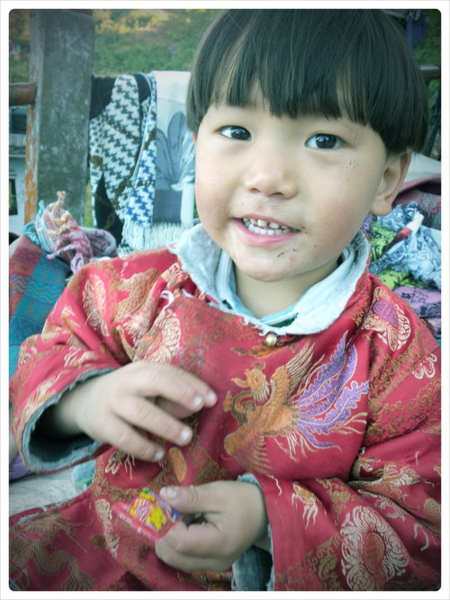 Shing Theng - A saleswomans kid outside the monastery